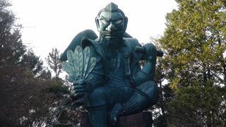 巨大な天狗の像