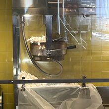 ポップコーン 機械で どんどん作っていました