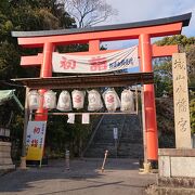 本山駅と覚王山駅の中間位に立地する神社