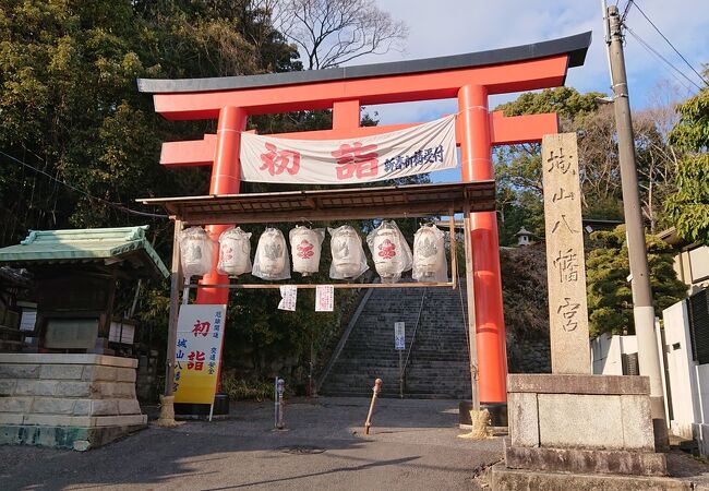 本山駅と覚王山駅の中間位に立地する神社