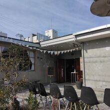 幹線道路から這入ります、え、ここに？という感じです