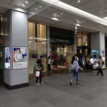 大丸百貨店の地下入口
