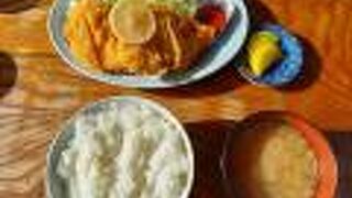 チキンカツ定食は、カツが二枚分も入っていてたっぷり