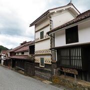 蔵などもある立派な建築。