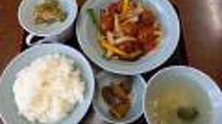 肉団子の甘酢炒めの肉団子は、カリカリアツアツ