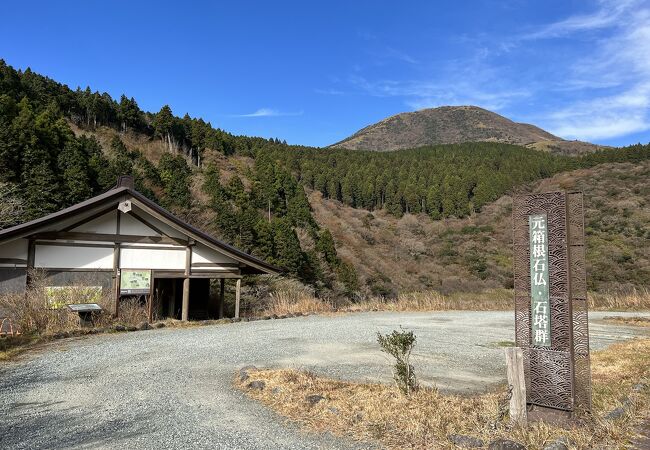 精進池の周辺の石塔・石仏群