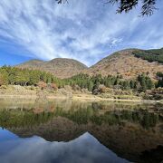 お玉が池から、逆さ二子山が見られる