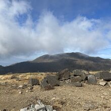 駒ケ岳山頂から見た、箱根最高峰の神山