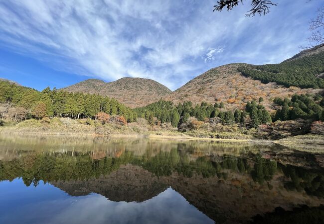 お玉が池から、逆さ二子山が見られる