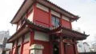 句碑と塚があります