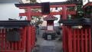通りの角にある小さな神社です。