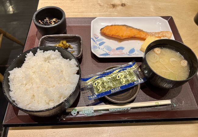 初藤は東京駅で朝7時から美味しい朝ご飯がいただけます。