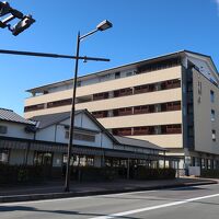 伊勢市駅前に建っています