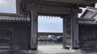 正門ですが出入りできません