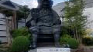 甲府駅のものより大きい武田信玄公像がお出迎え