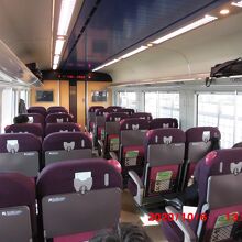 車内は空いてました