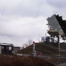 山頂には富主姫神社の小さなお社と一本杉があります
