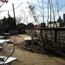 店先にもベンチがあり、間近で電車を見ながら一息つけます