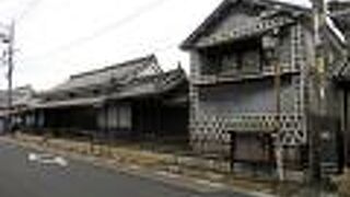 本陣に引けを取らない立派な門構え。