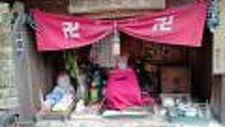 願い事を思いながら地蔵を抱え、想像したより軽ければ願い事が叶うといわれているお地蔵さん