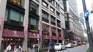 中央通り沿いに、「コレド日本橋」のすぐ近くに「コレド室町」があります。その間数珀メートルの近さです。