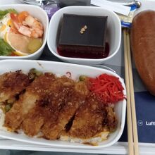 羽田発回目の食事はカツ丼