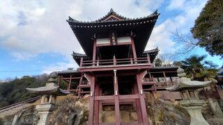 京都の清水寺を模して建造した懸崖造りの竹原のランドマーク的な建物