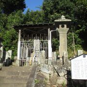 墓碑の周りは鉄柵などで囲まれています。