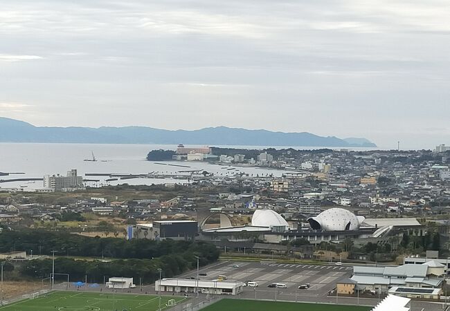 展望台からは知林ケ島、中腹かるは指宿市内