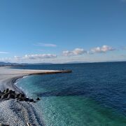 天気の良い日は海の色がエメラルドグリーンに