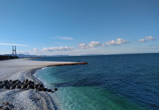 天気の良い日は海の色がエメラルドグリーンに