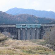 九頭竜ダムと揚水発電を行う重要な副ダム、比較的珍しい重力式アーチダムです