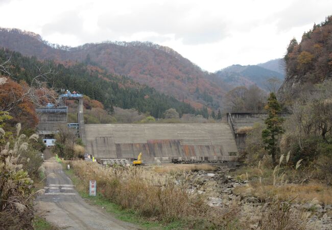 ダム堤体内に「鷲ダム」から「湯上発電所」への導水路が通っている珍しいダム