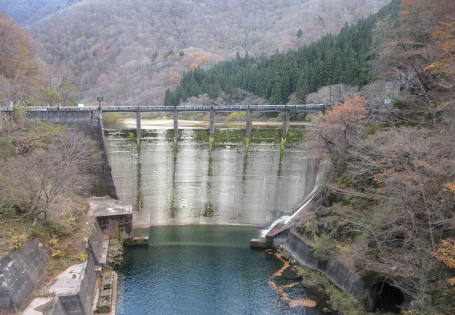 石徹白川の水を九頭竜ダムに導水するためのダム、比較的珍しい重力式アーチダムです