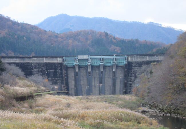 九頭竜ダムと揚水発電を行う重要な副ダム、比較的珍しい重力式アーチダムです