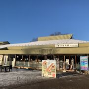 谷川の絶景が見える