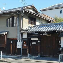 六条道場の碑が見える
