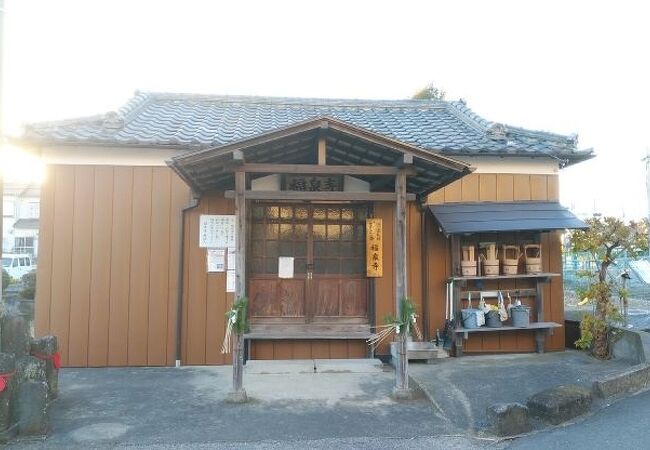 住宅街の中の塀をもたない寺院