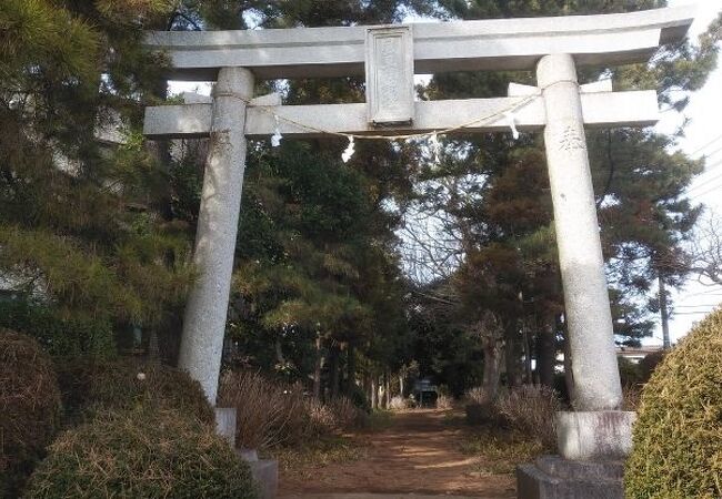 住宅街の中に残る長い参道が特徴的な神社