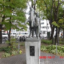 台座の文字が読めなかった