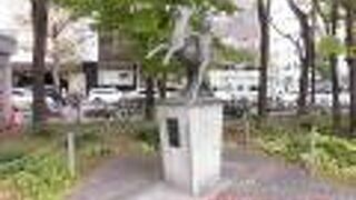 石川啄木歌碑の東側に