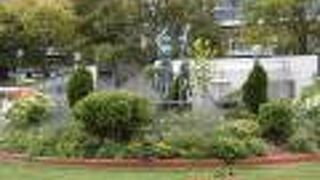 石川啄木歌碑や大きな噴水のすぐ近くにあります