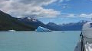 ペリトモレノ氷河の目の前まで接近できるボートが発着します