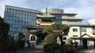 宝塔をかたどった本堂