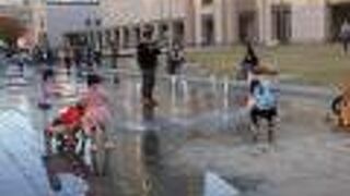 美術館前に広がる噴水エリア