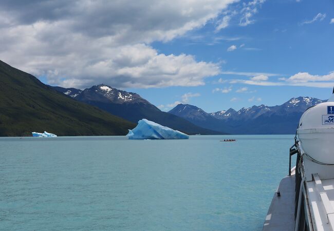 ペリトモレノ氷河の目の前まで接近できるボートが発着します