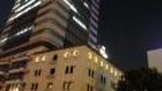 古い建物に新しい建物がすっぽりと