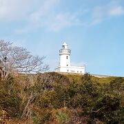 青空に映える白い洲埼灯台