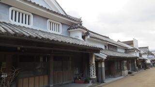 本瓦ぶきの土蔵造り・・・