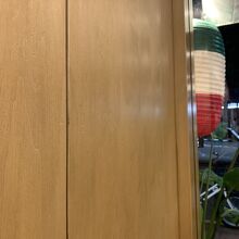 この席！　ここから すきま風が ぴゅーぴゅー 入ってきます 